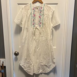 Vintage White Embroidered Cotton Feminine Nightshirt/Nightgown